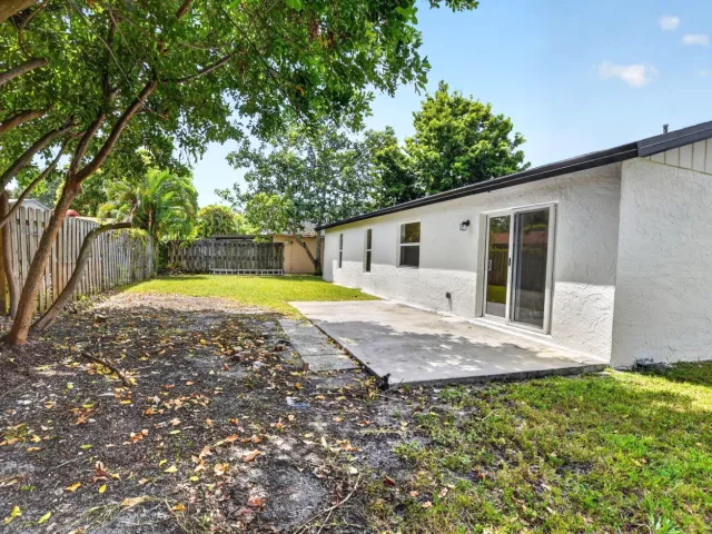 3-bedroom home for sale in Deerfield Beach - 386 NW 40th Terrace - MondialRealty