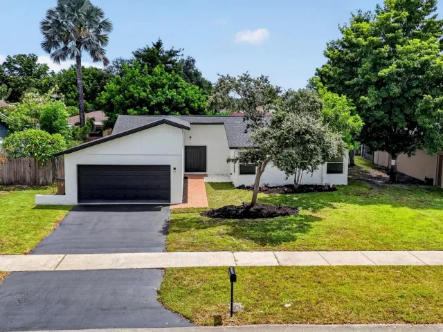 3-bedroom home for sale in Deerfield Beach - 386 NW 40th Terrace - MondialRealty