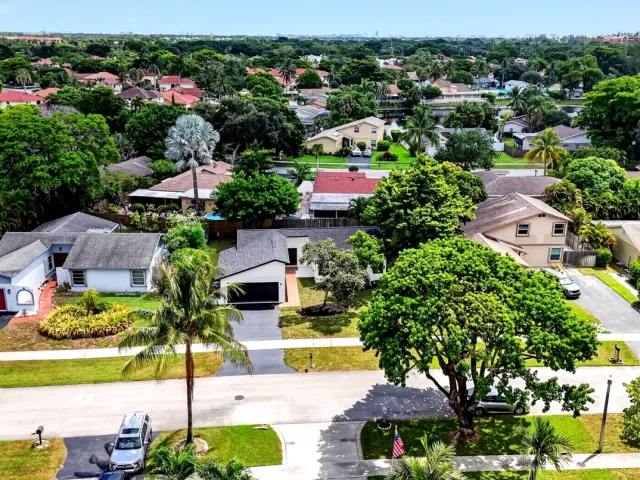 3-bedroom home for sale in Deerfield Beach - 386 NW 40th Terrace - MondialRealty
