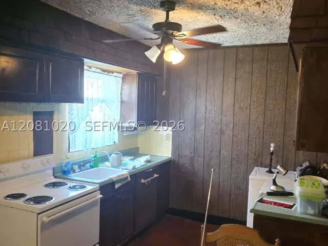 2-bedroom home for sale in North Miami Beach - 921 NE 163rd St - MondialRealty