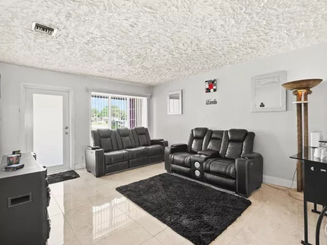 3-bedroom home for sale in Deerfield Beach - 508 NE 2ND Terrace - MondialRealty