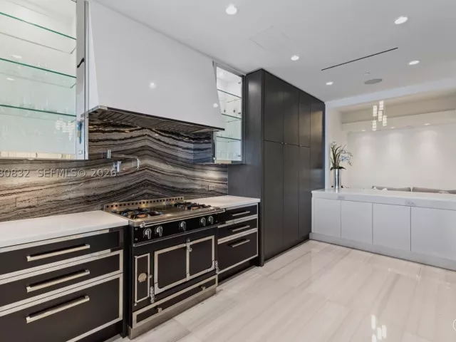 4-bedroom condo for rent in Sunny Isles Beach - 17901 Collins Ave 2802 - MondialRealty