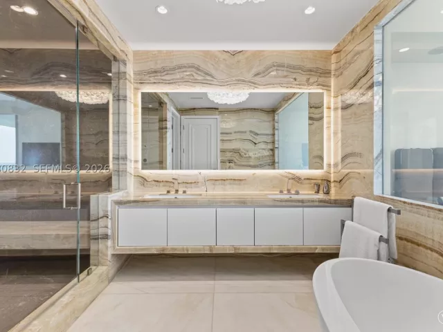 4-bedroom condo for rent in Sunny Isles Beach - 17901 Collins Ave 2802 - MondialRealty