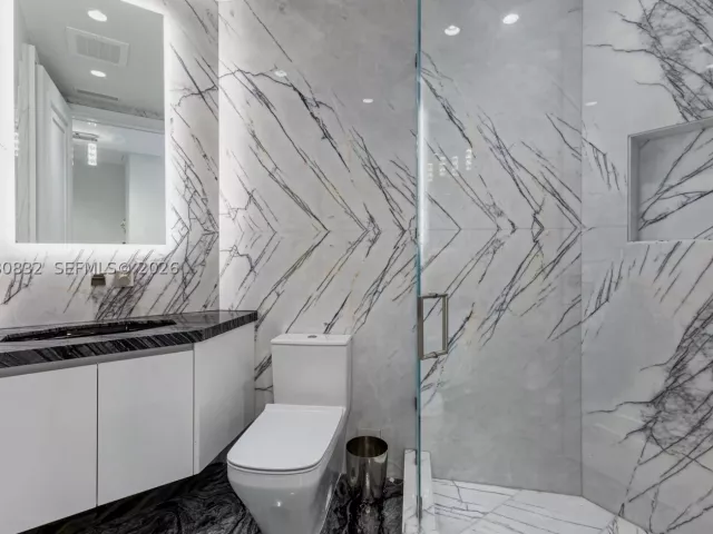 4-bedroom condo for rent in Sunny Isles Beach - 17901 Collins Ave 2802 - MondialRealty