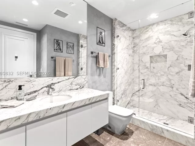4-bedroom condo for rent in Sunny Isles Beach - 17901 Collins Ave 2802 - MondialRealty