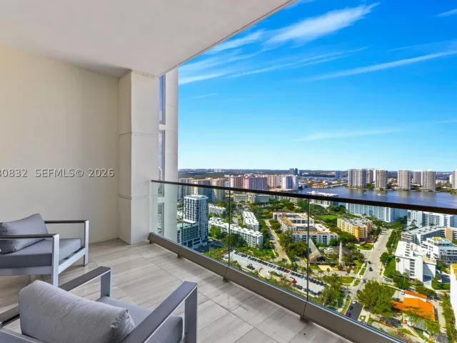 4-bedroom condo for rent in Sunny Isles Beach - 17901 Collins Ave 2802 - MondialRealty