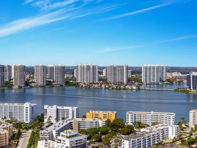 4-bedroom condo for rent in Sunny Isles Beach - 17901 Collins Ave 2802 - MondialRealty