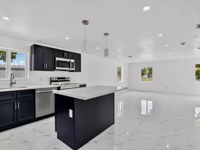 4-bedroom home for sale in Deerfield Beach - 182 SW 6 Street - MondialRealty