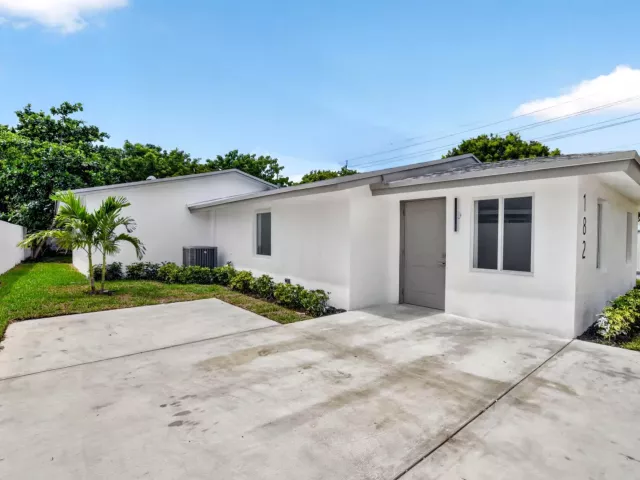 4-bedroom home for sale in Deerfield Beach - 182 SW 6 Street - MondialRealty