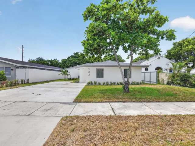 4-bedroom home for sale in Deerfield Beach - 182 SW 6 Street - MondialRealty