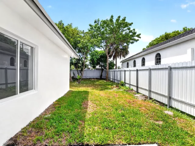 4-bedroom home for sale in Deerfield Beach - 182 SW 6 Street - MondialRealty
