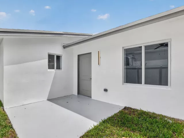 4-bedroom home for sale in Deerfield Beach - 182 SW 6 Street - MondialRealty