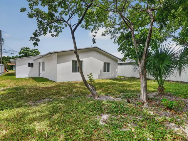 4-bedroom home for sale in Deerfield Beach - 182 SW 6 Street - MondialRealty