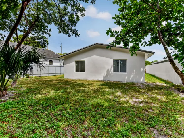 4-bedroom home for sale in Deerfield Beach - 182 SW 6 Street - MondialRealty