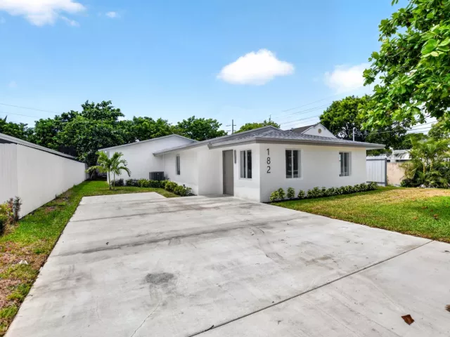 4-bedroom home for sale in Deerfield Beach - 182 SW 6 Street - MondialRealty