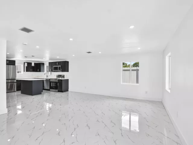 4-bedroom home for sale in Deerfield Beach - 182 SW 6 Street - MondialRealty