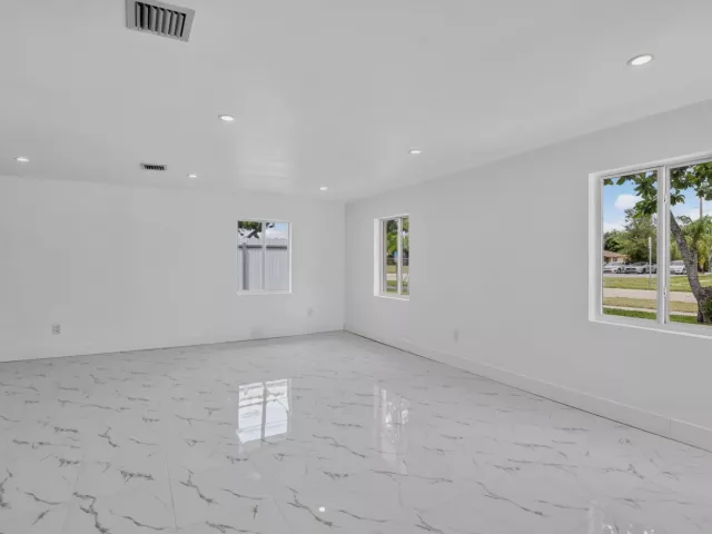 4-bedroom home for sale in Deerfield Beach - 182 SW 6 Street - MondialRealty