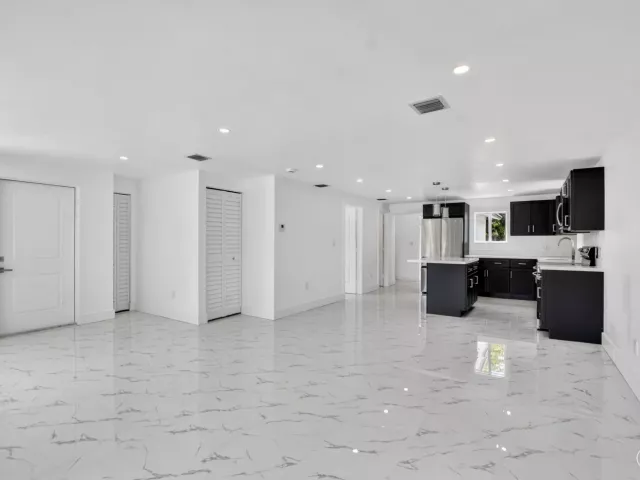 4-bedroom home for sale in Deerfield Beach - 182 SW 6 Street - MondialRealty