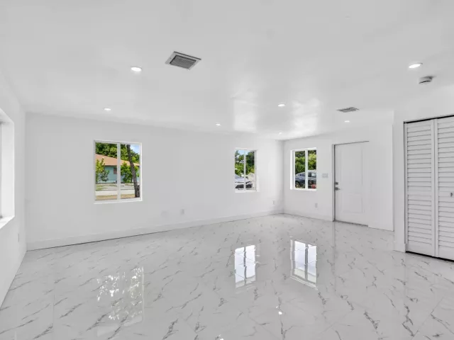 4-bedroom home for sale in Deerfield Beach - 182 SW 6 Street - MondialRealty