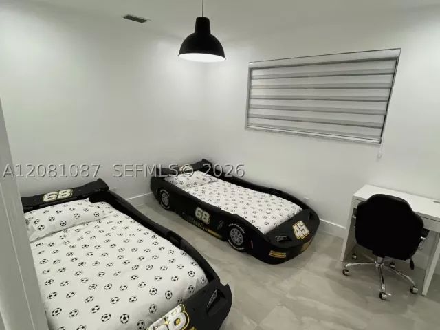 4-bedroom home for sale in Hollywood - 3750 N 54th Ave - MondialRealty
