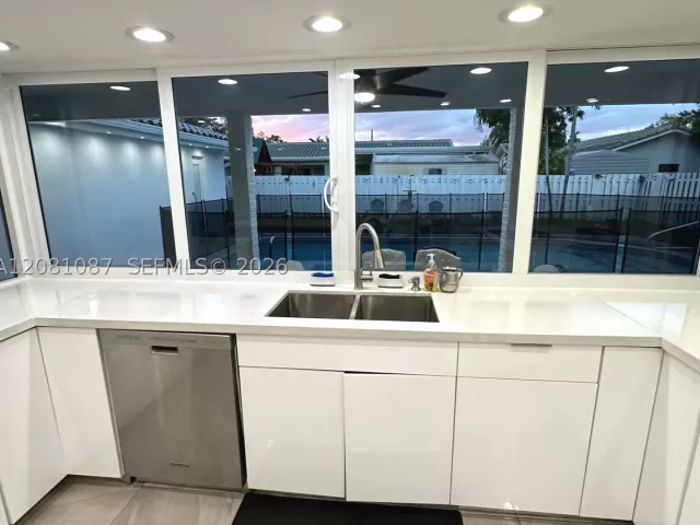 4-bedroom home for sale in Hollywood - 3750 N 54th Ave - MondialRealty