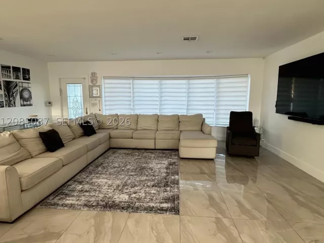4-bedroom home for sale in Hollywood - 3750 N 54th Ave - MondialRealty