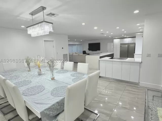 4-bedroom home for sale in Hollywood - 3750 N 54th Ave - MondialRealty
