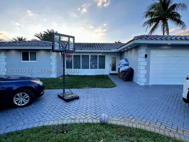 4-bedroom home for sale in Hollywood - 3750 N 54th Ave - MondialRealty