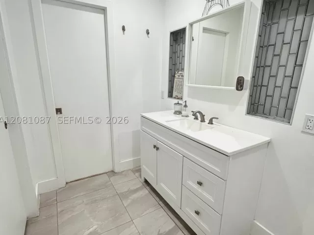 4-bedroom home for sale in Hollywood - 3750 N 54th Ave - MondialRealty