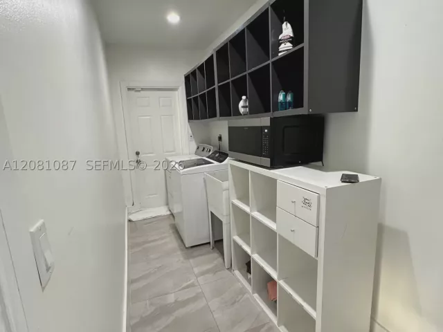 4-bedroom home for sale in Hollywood - 3750 N 54th Ave - MondialRealty