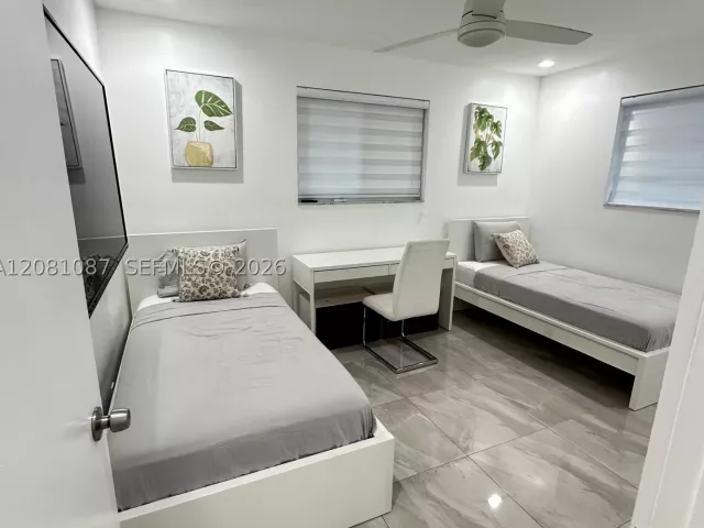 4-bedroom home for sale in Hollywood - 3750 N 54th Ave - MondialRealty
