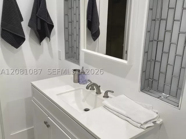 4-bedroom home for sale in Hollywood - 3750 N 54th Ave - MondialRealty