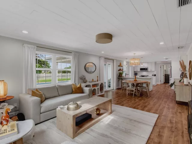 3-bedroom home for rent in Boca Raton - 998 SW 7th Street - MondialRealty