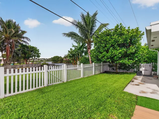 3-bedroom home for rent in Boca Raton - 998 SW 7th Street - MondialRealty