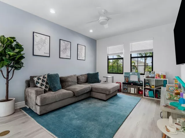 4-bedroom home for sale in Delray Beach - 16226 Cabernet Drive - MondialRealty