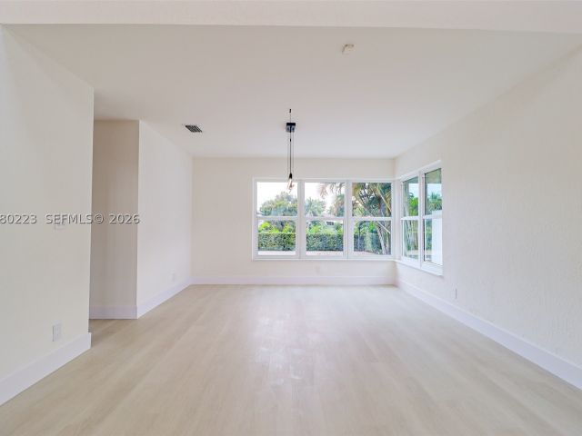 4-bedroom home for sale in Pembroke Pines - 10262 SW 9th Ln - MondialRealty