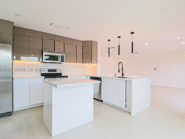 4-bedroom home for sale in Pembroke Pines - 10262 SW 9th Ln - MondialRealty