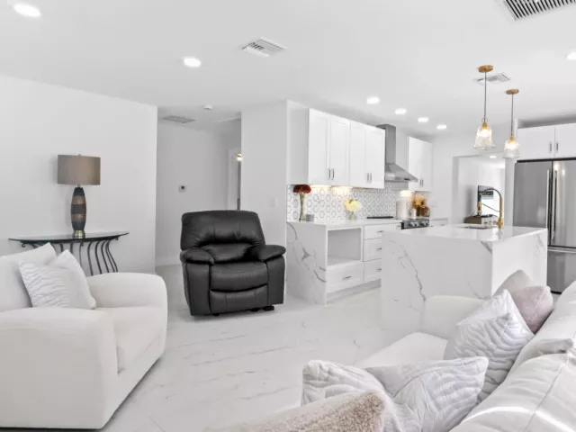 3-bedroom home for sale in Riviera Beach - 625 W 2ND Street - MondialRealty