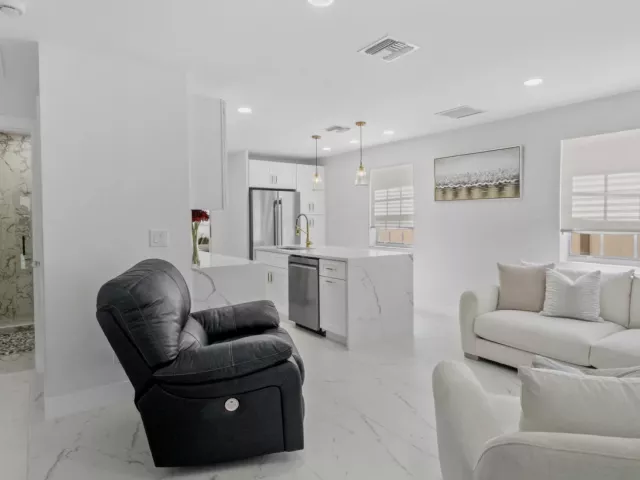 3-bedroom home for sale in Riviera Beach - 625 W 2ND Street - MondialRealty