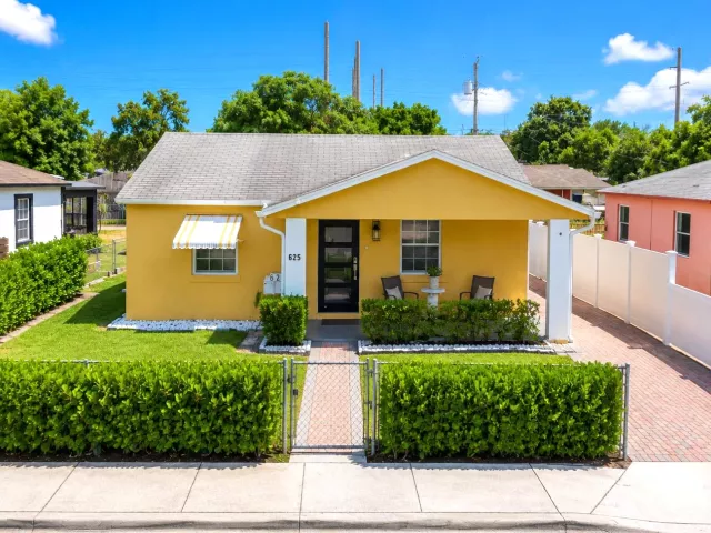 3-bedroom home for sale in Riviera Beach - 625 W 2ND Street - MondialRealty