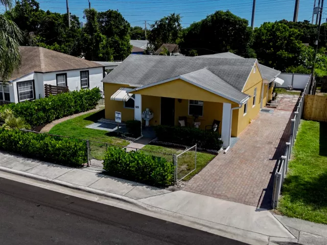 3-bedroom home for sale in Riviera Beach - 625 W 2ND Street - MondialRealty