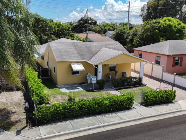 3-bedroom home for sale in Riviera Beach - 625 W 2ND Street - MondialRealty