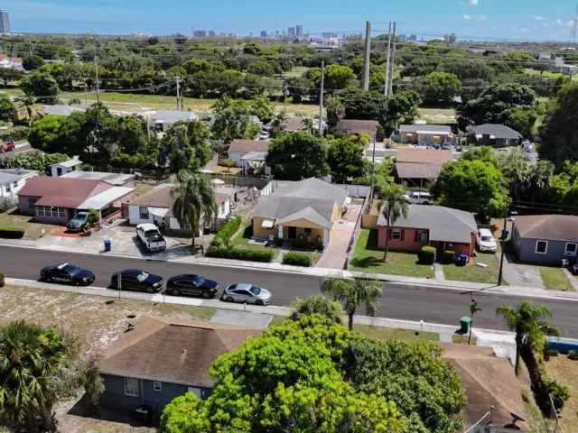 3-bedroom home for sale in Riviera Beach - 625 W 2ND Street - MondialRealty