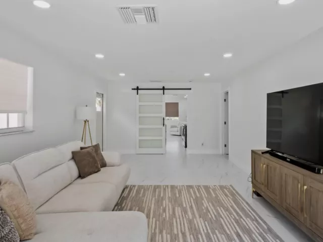 3-bedroom home for sale in Riviera Beach - 625 W 2ND Street - MondialRealty