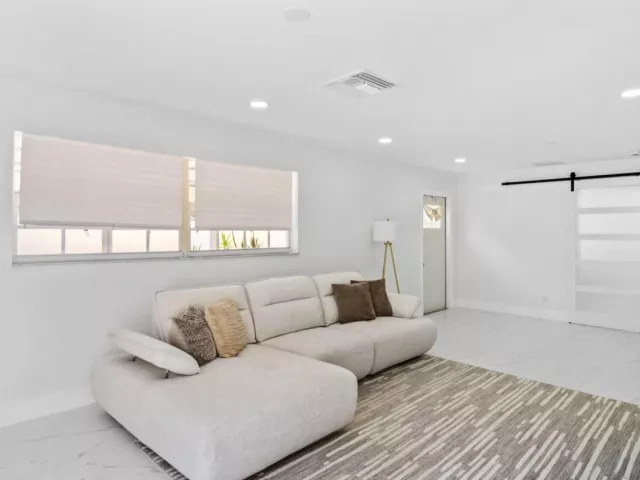 3-bedroom home for sale in Riviera Beach - 625 W 2ND Street - MondialRealty