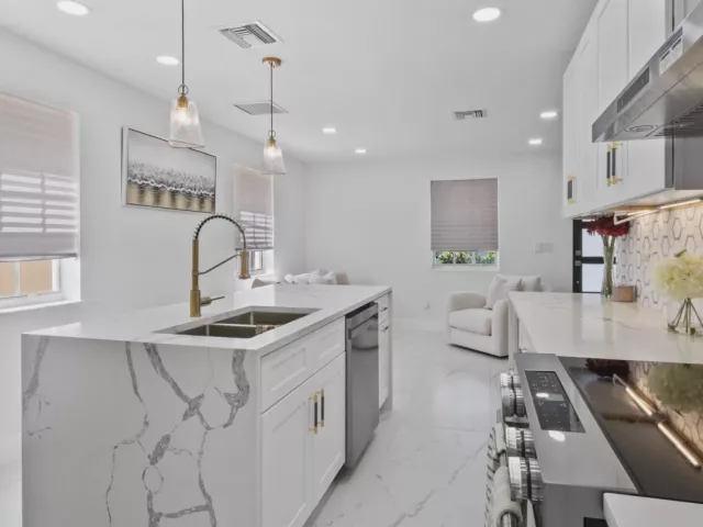3-bedroom home for sale in Riviera Beach - 625 W 2ND Street - MondialRealty