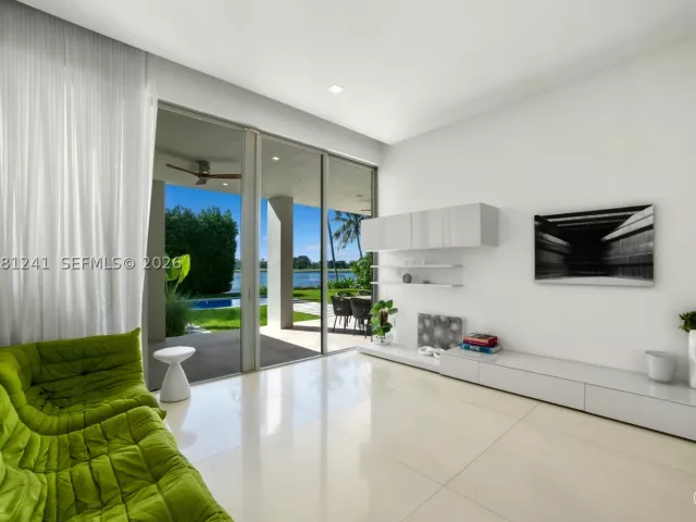 6-bedroom home for sale in Bay Harbor Islands - 9407 E Broadview Dr - MondialRealty