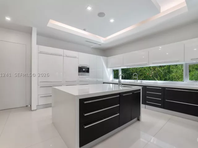 6-bedroom home for sale in Bay Harbor Islands - 9407 E Broadview Dr - MondialRealty