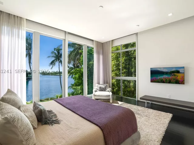 6-bedroom home for sale in Bay Harbor Islands - 9407 E Broadview Dr - MondialRealty