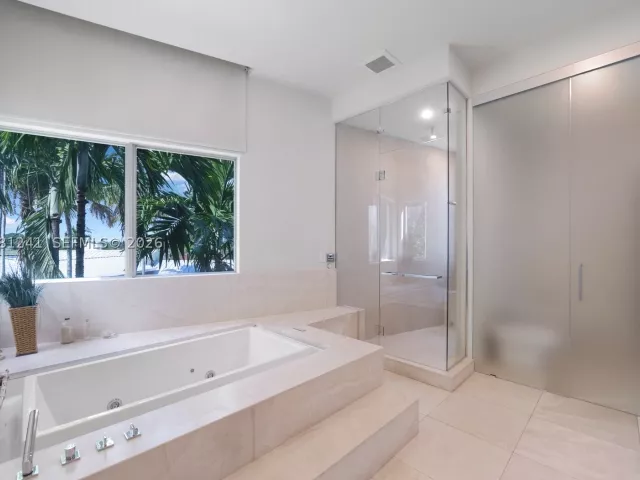 6-bedroom home for sale in Bay Harbor Islands - 9407 E Broadview Dr - MondialRealty